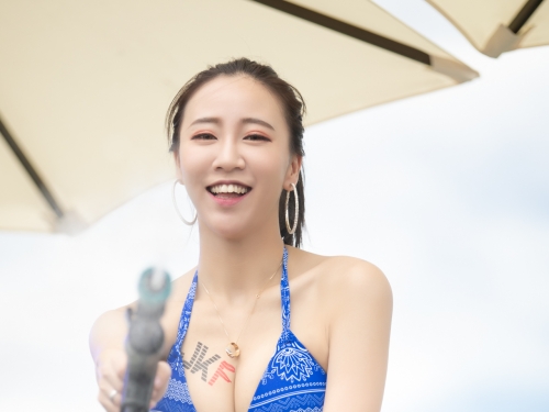 最強電臀女王「張螞蟻 Ant」震到水花四散　自拍近距離美乳畫面