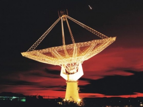 科學家找到 88 億年前氫原子無線電信號，深太空偵測破紀錄