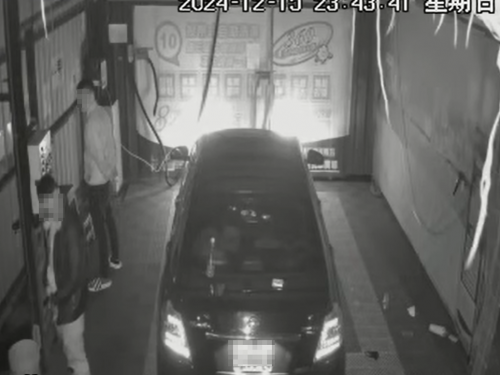 自助洗車場不洗車！2男脫褲變「尿尿小童」 網酸：真的是猴子