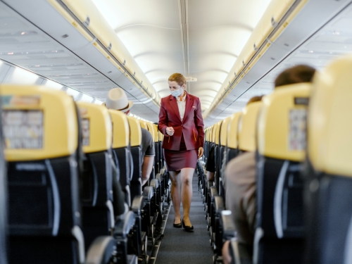 搭飛機脫鞋比較舒服？ 空姐爆超噁心內幕：千萬不要