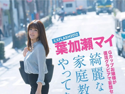 套上白襯衫半掩美乳　超正「巨乳家庭教師」誘惑學生無法認真讀書