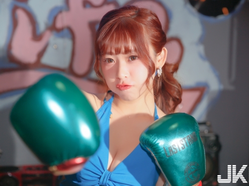 性感名伶「Yuri 品瑜」爆乳出席，小洋裝包不住「前凸後翹」！