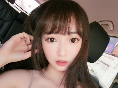 甜美「正妹實況主」原來是隱乳！深藏不露飽滿長輩好不容易才見客！