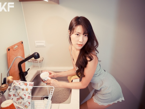 與氣質女友「Luna」的同居生活！清涼居家服給你滿滿的甜蜜誘惑！