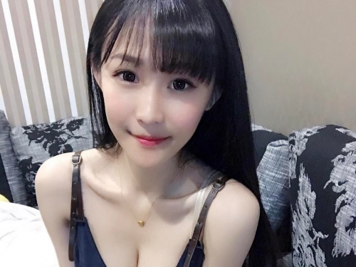 超正童顏「地方媽媽」快要撐破上衣！「白嫩巨乳」炸裂螢幕好性感！