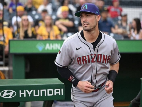 MLB》經典賽台灣可能碰頭！210轟強打比賽中途遭交易 擁抱隊友道別
