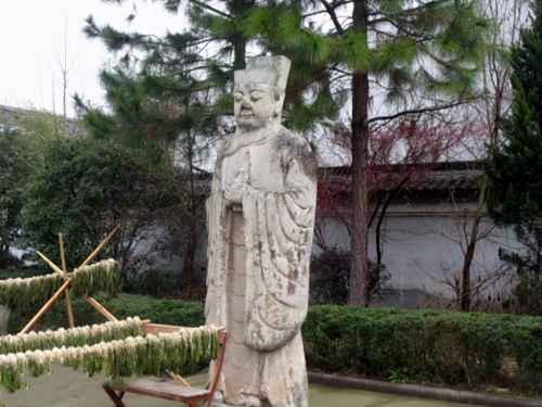 明朝清官裹草蓆寒酸下葬，300年後墳墓挖開，發現價值十億金器