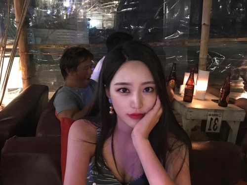嚴選！老闆娘配備「修長美腿」下海，主動「獻身」宣傳商品，讓人成回頭客