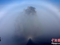 安徽黃山風景區雨後現“佛光”