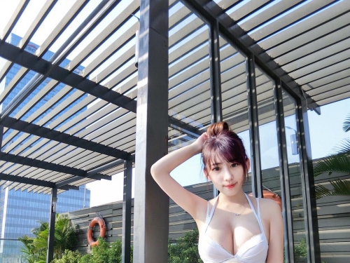 太兇必須客訴！甜美護理師李怡葶彷彿「人間胸器」　純白制服被撐到極限