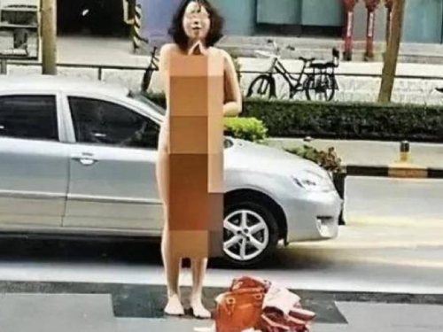 抓到男友勾小三開房　妙齡女「當眾脫衣」全裸哭喊：我要報復他