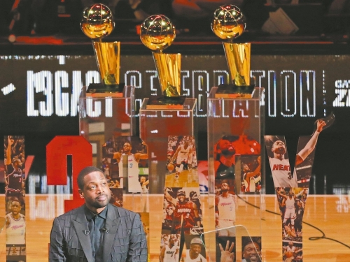 NBA／韋德球衣退休 詹皇喊：立雕像