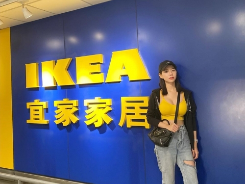 PTT暴動！IKEA門口驚見「超胸正妹」肩包背帶「深陷其中」，網友：這招牌真大！