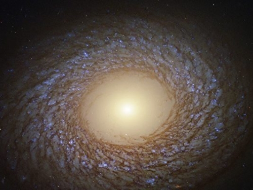 哈伯發現一個羽毛螺旋星系