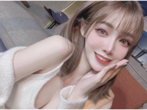 一秒化身霸氣女王！「零負評女神」Abby 茲茲分享「網美文化」看法：會修圖也是本事！