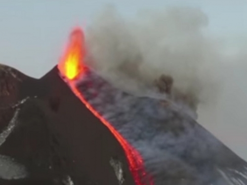 休眠2年埃特納火山再噴發，熔岩融白雪驚現「冰火交融」奇景