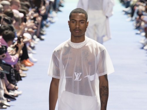 Virgil Abloh首場Louis Vuitton 2019春夏系列登陸巴黎時裝週 與肯爺相擁而泣見證歷史時刻！