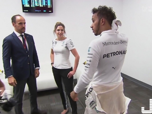 巨乳逼近別慌！F1超級車手教你如何用「紳士擋乳手」讓女性好感度1秒爆增