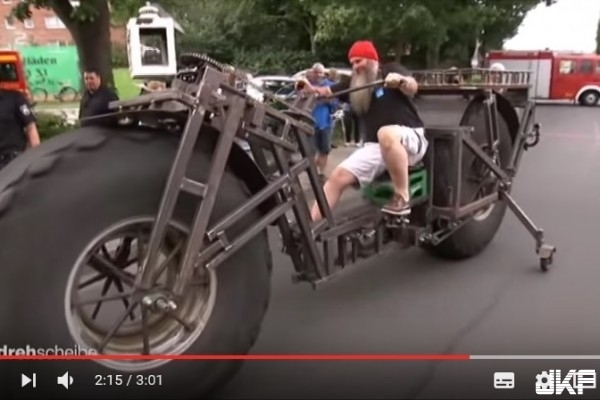 當他踩著重達1噸的車子往前騎時，全球最重可騎乘自行車紀錄就被他打破啦!