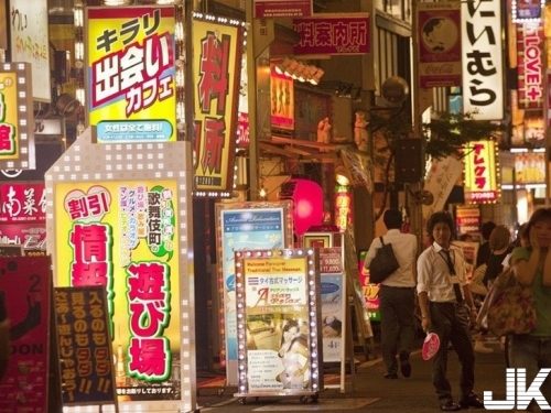 「24歲謊報年齡怕被嫌老」酒店妹的日常，微笑背後藏著辛酸