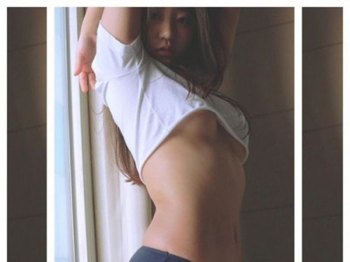韓國小模露半奶拍寫真，另類性感超撩人！身材嬌小，韓國網友「好想把她放口袋啦。」