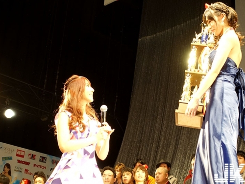【AV OPEN 2016】高橋聖子挺G奶狂掃七獎　死對頭三上悠亞臉垮遞麥