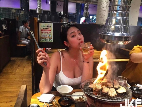 超狂尺寸！天母櫃姐「上圍太豐滿」引路人側目！坐在她對面怎麼好好吃飯啊？