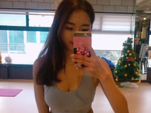 以乳示人！妹子前傾大秀「飽滿乳球」好猖狂，向前對齊「深邃奶溝」跑出見客！