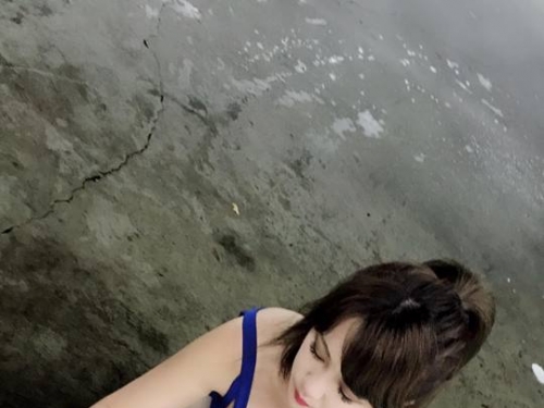 視角太逼人！超犯規「洗車妹」Ｅ奶霸氣外漏，擦車晃動的程度快要把持不住了！