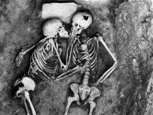 出土就放閃！情侶一吻2800年 學者透露淚崩真相