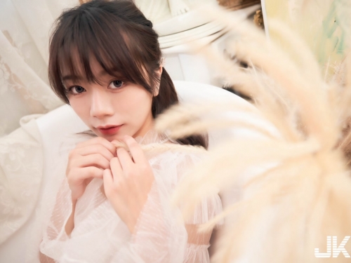 大眼甜心「優里Yuri」甜蜜約會時光，夢幻薄紗「深溝若隱若現」！