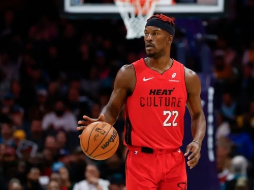 NBA》只穿一隻鞋！Jimmy Butler照樣搶籃板得分　單場35分19籃板