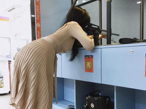 正妹「翹高美臀」專心射擊！轉過身來「高聳軟墊」讓狗狗踐踏！網友也想射一發...