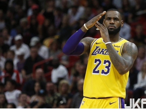 NBA／詹皇最後三分球 為何笑指場邊「吹氣人」？