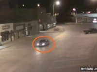 外星人綁架？美國一個監控拍攝到閃光后行駛中的汽車憑空消失