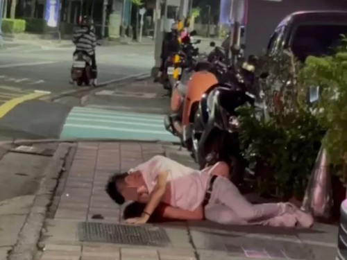 人行道活春宮！男女倒地激吻…白衣男被撫摸肚子全看光 網笑：地下戀情