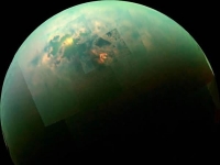 美國宇航局公布的照片展示土星衛星泰坦(土衛六)極地海洋的太陽反光