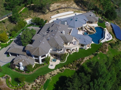 家裡鬧鬼還是心裡有鬼？湖人「一眉」戴維斯開賣洛杉磯的地中海式豪宅！