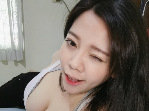 XXL等級！萌妹子麥麥挺超大「H奶」　衣服也遮不住渾圓形狀！