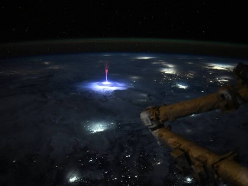 NASA太空人拍下罕見「紅色精靈」 30年神祕現象曝光