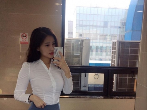 公司女同事「緊到爆」的OL襯衫，胸前太緊繃，鈕扣表示難受！好想幫妳解開釦子....