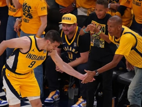 NBA》溜馬心碎畫面太催淚！Haliburton拄拐杖打氣　Miller送上擁抱