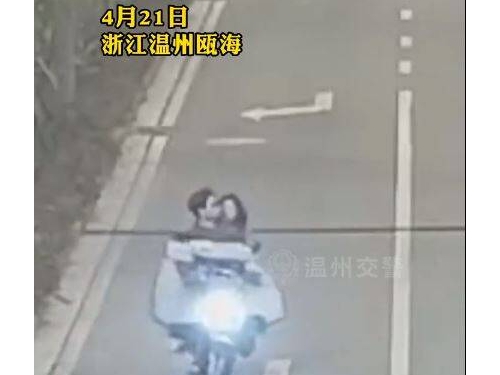 情侶邊騎邊接吻 下秒被車撞真的「吻別」了