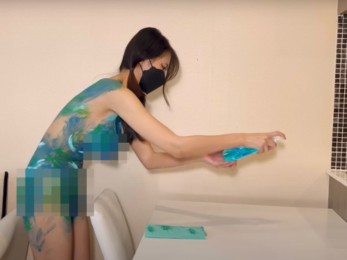 不怕被封！女YouTuber出新招 「全裸＋人體彩繪」清潔傢俱