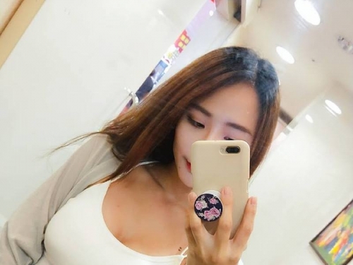 「甜美女大生小貓」出沒！學士服裡面「真材實料」性感逼人，不愧是青春的肉體啊～