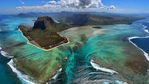 顛覆人類想像的十大地球奇觀-模里西斯水下瀑布