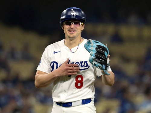 MLB》道奇工具人戴特製頭盔秀「投打二刀流」 1局無失分還敲安
