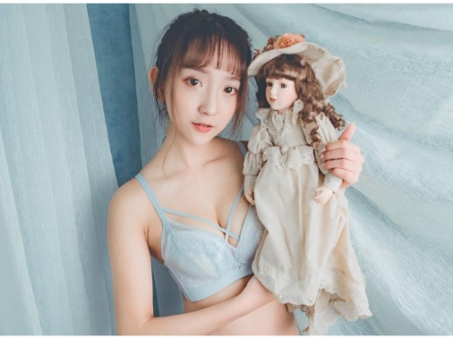 台產洋娃娃！「氣質正妹」蕎蕎淺淺一笑就讓人為之瘋狂，性感小心機你看到了嗎？
