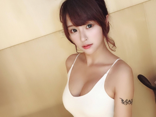 安捏母湯喔！實況主女神「小雲寶寶」泳裝近照曝光！「胸前大挖洞」辣翻網友...