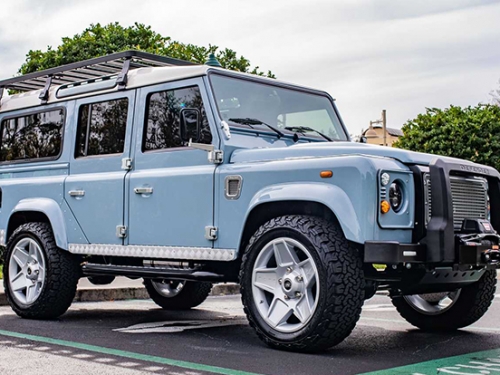 英國經典休旅 Land Rover Defender 純電改裝讓美國再次偉大的特斯拉動力！